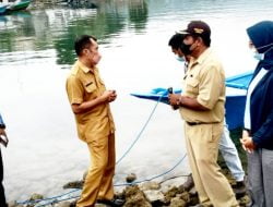 Kadis DKP Serahkan Perahu Motor Kepada Kelompok Nelayan Hiu Tikus.