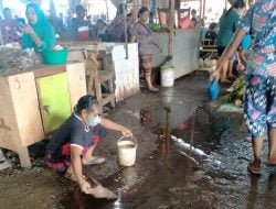 Pedagang Pasar Lipa Jajakan Jualan Diatas Air Dan  Lumpur.