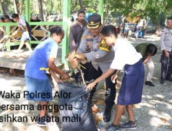 Waka Polres Alor Bersama Anggota Bersihkan Pantai Wisata Mali