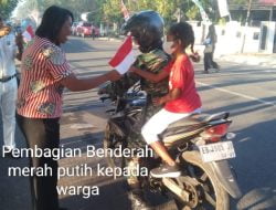 30 Anggota PPI Bagi 2023 Bendera Merah Putih Kepada Warga