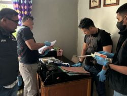 Unit Tipikor Polres Alor Geledah Rumah Kontraktor Pengadaan Mesin.