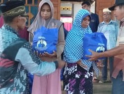Julie S. Laiskodat Bagi 313 Paket Sembako Dan  Buka Puasa Bersama Di Baranusa