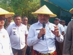 Bupati  Iskandar Janji   Bantu Alat Pertanian di Desa Tude